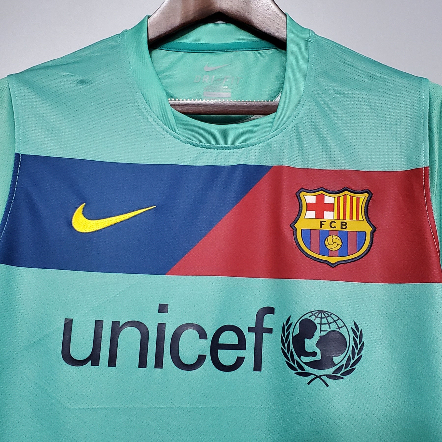 Camisa Retrô Barcelona Away 10/11 - Verde Água | Edição Icônica e Memorável