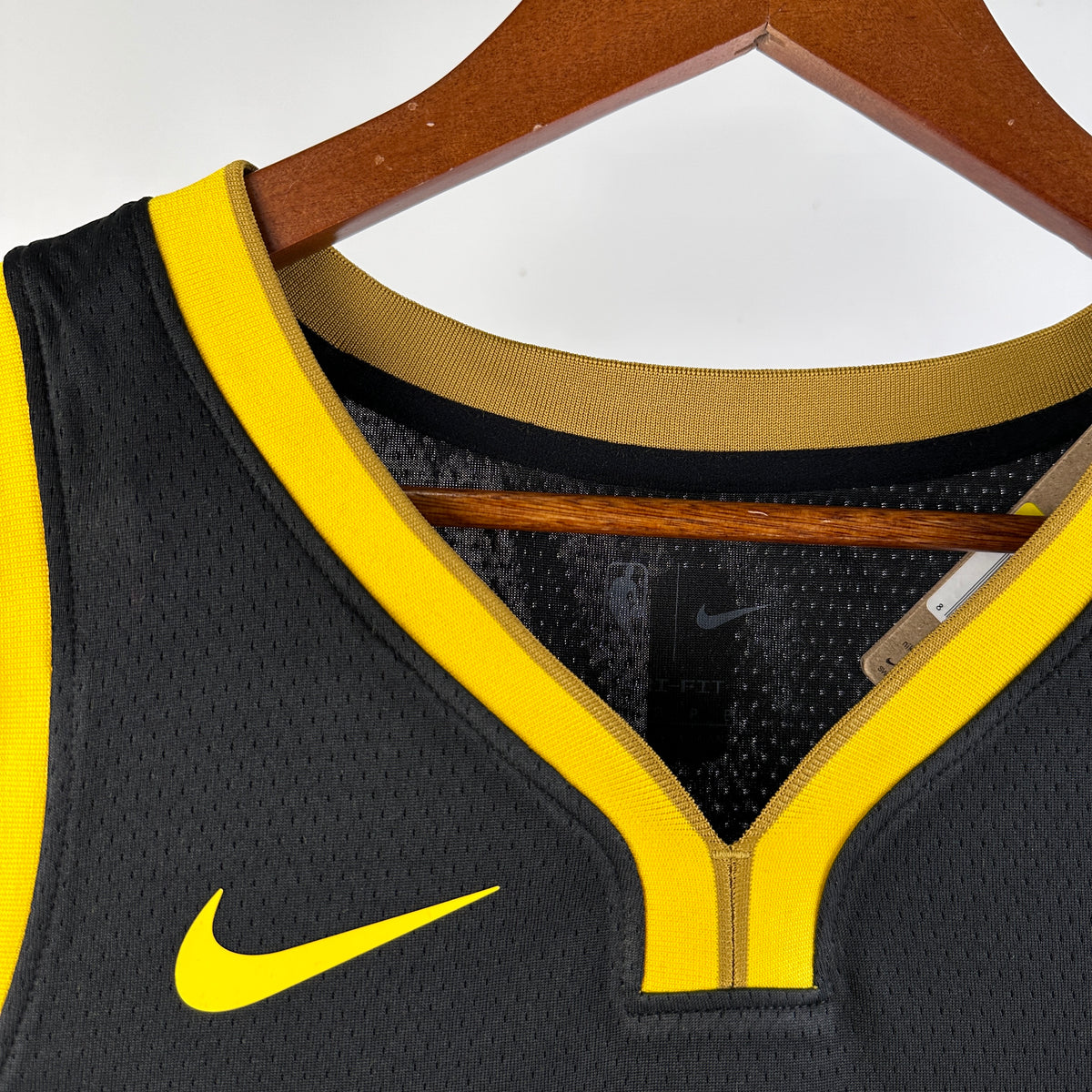 Regata NBA Golden State Warriors Stephen Curry Nike Preta 2023/24 Swingman Jersey - City Edition - Masculina