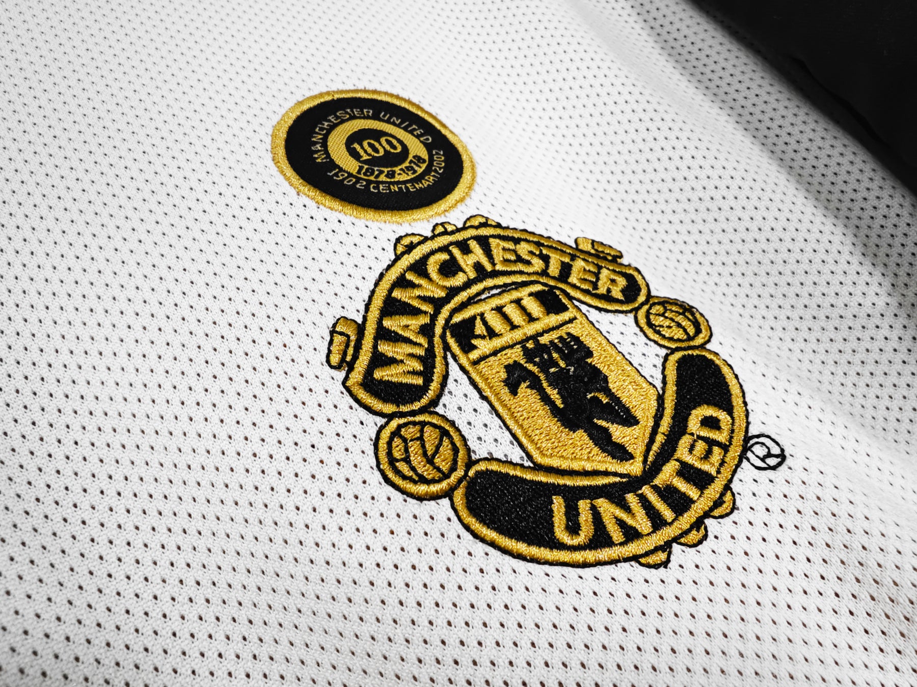 Camisa Manchester United 2001/02 Dupla face Edição 100 anos - Versão Retrô Masculina - Dourado e Branco