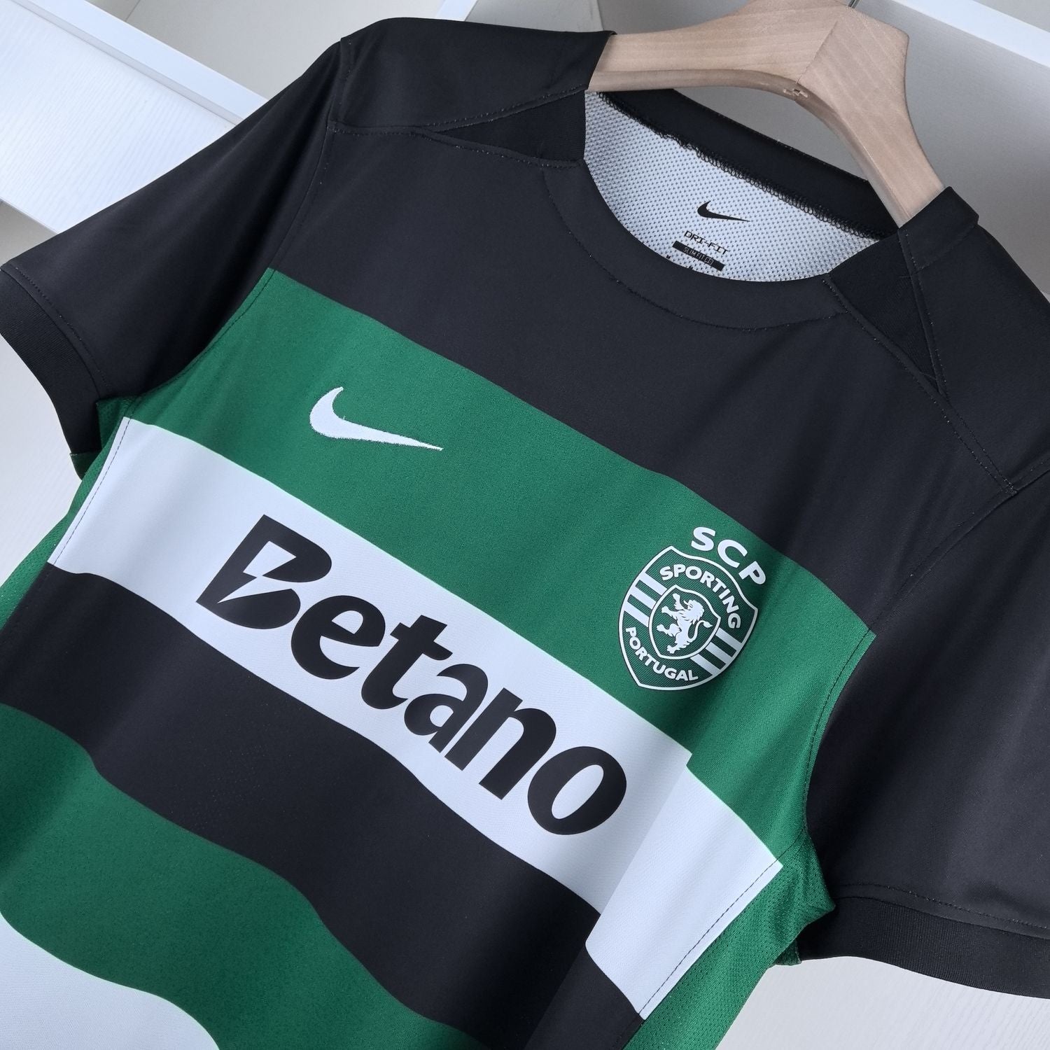 Camisa Sporting Lisboa I 24/25 - Torcedor Nike Masculina - Preta com detalhes em verde e branco