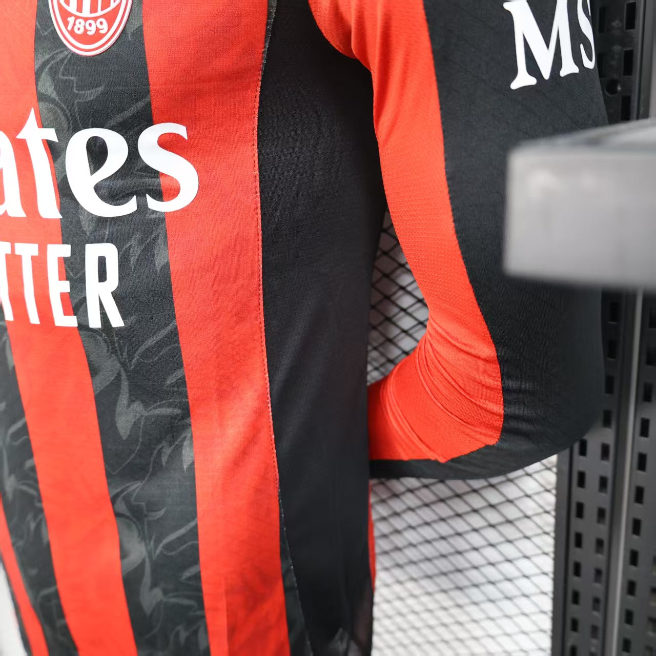 Camisa Milan 25/26 Manga Longa - Versão Jogador Puma Masculina - Vermelha e Preta