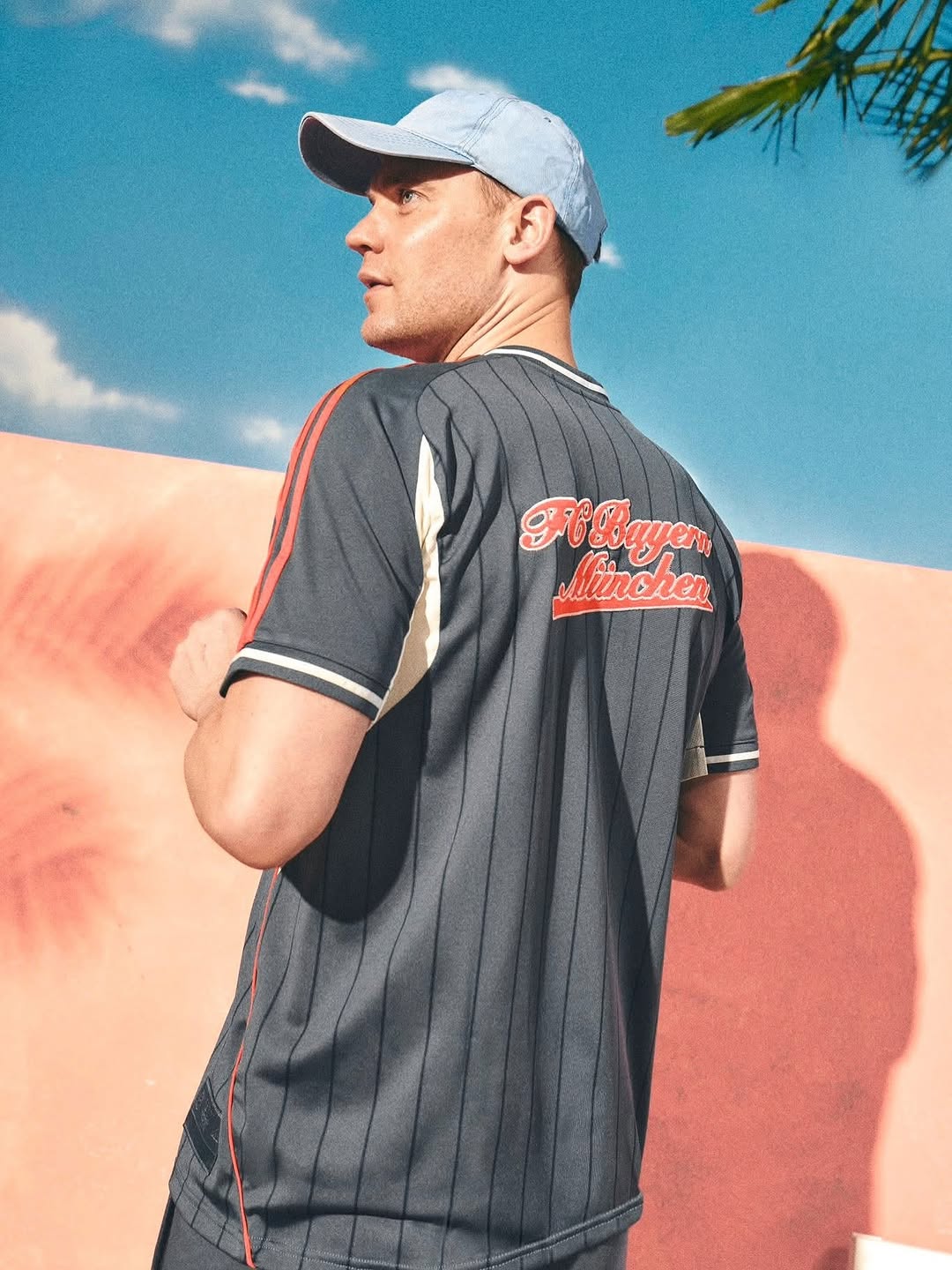 Camisa Bayern de Munique 2025 US Pack Adidas Masculina – Cinza com Listras e Botões