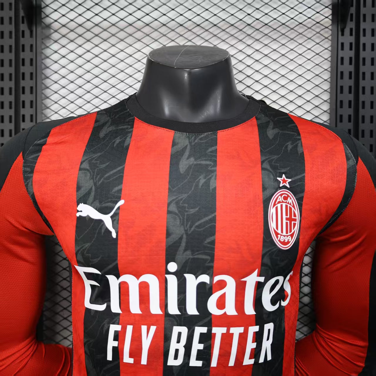 Camisa Milan 25/26 Manga Longa - Versão Jogador Puma Masculina - Vermelha e Preta