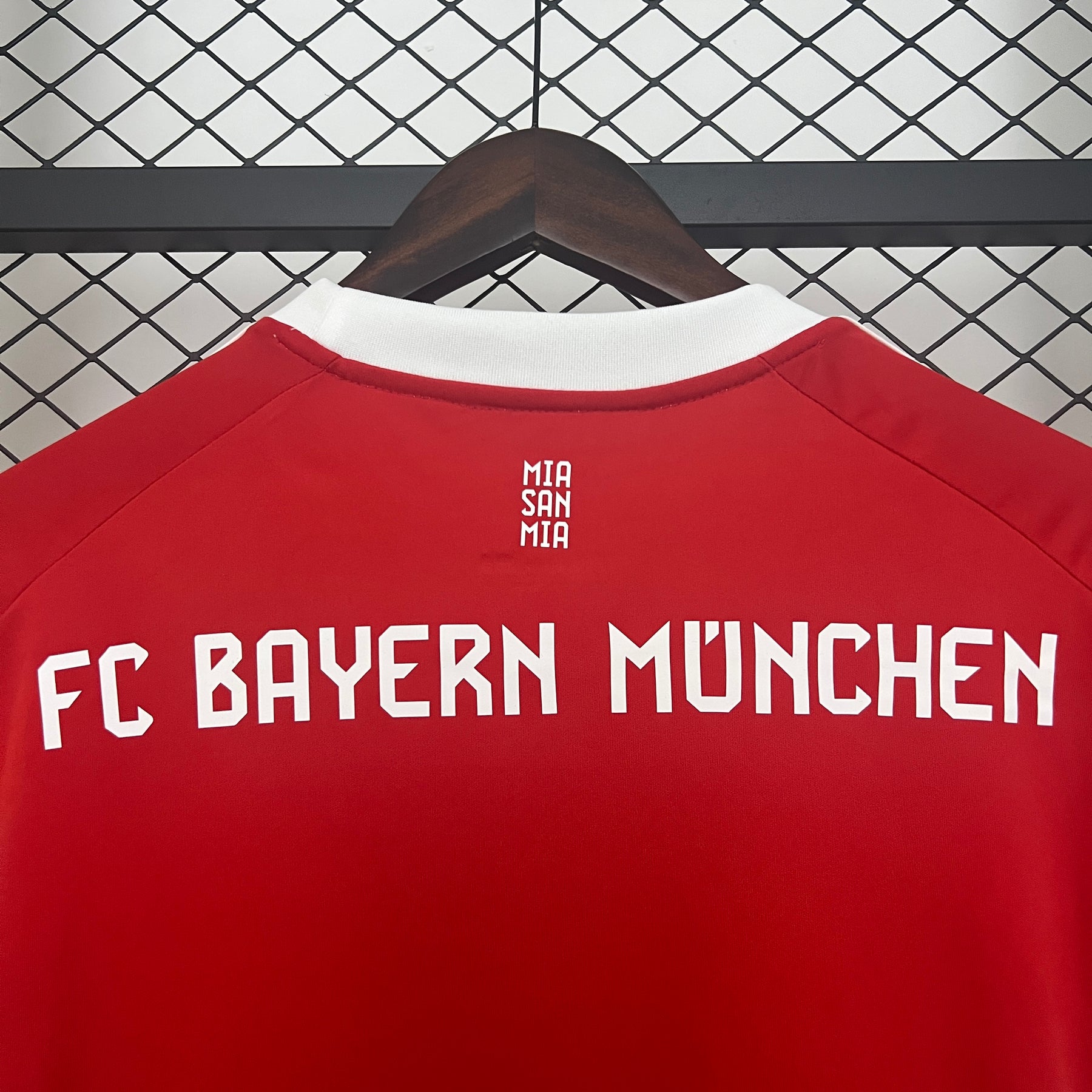 Camisa FC Bayern de Munique 25/26 - Versão Torcedor Masculino - Vermelha e Branca