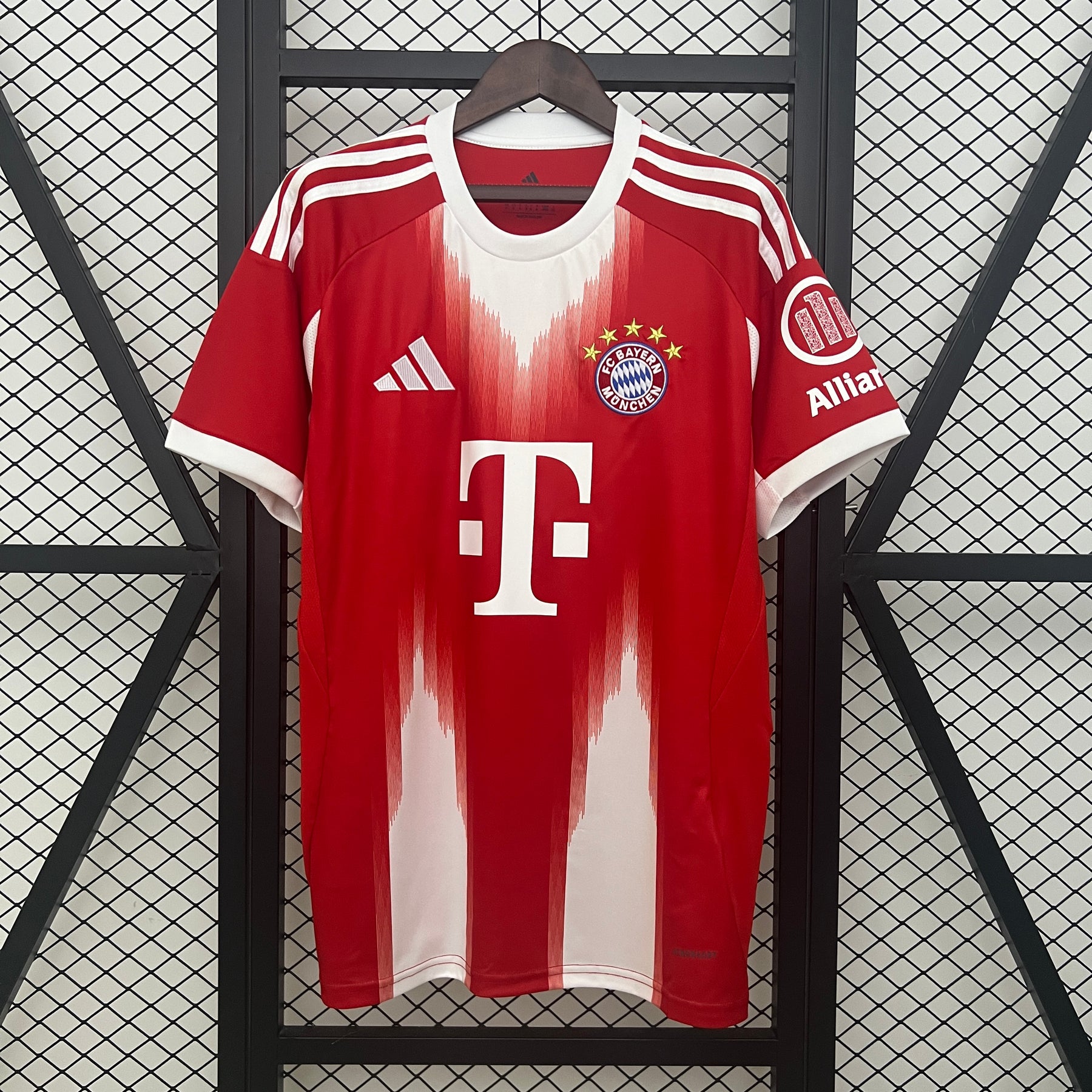 Camisa FC Bayern de Munique 25/26 - Versão Torcedor Masculino - Vermelha e Branca