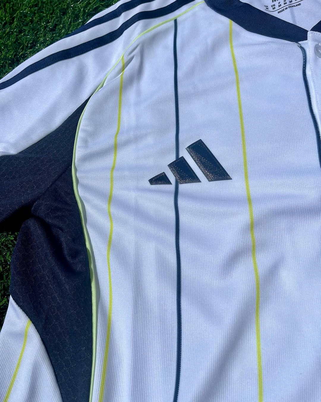 Camisa Real Madrid 2025 US Pack Lifestyle Adidas Masculina – Branca com Listras