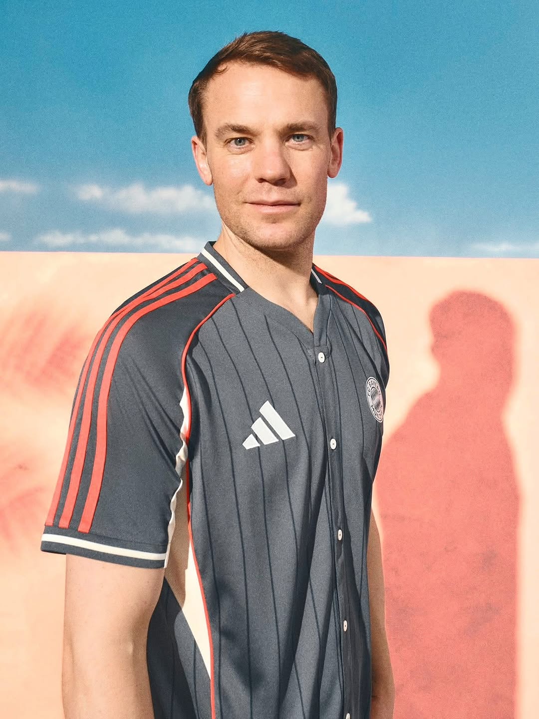 Camisa Bayern de Munique 2025 US Pack Adidas Masculina – Cinza com Listras e Botões