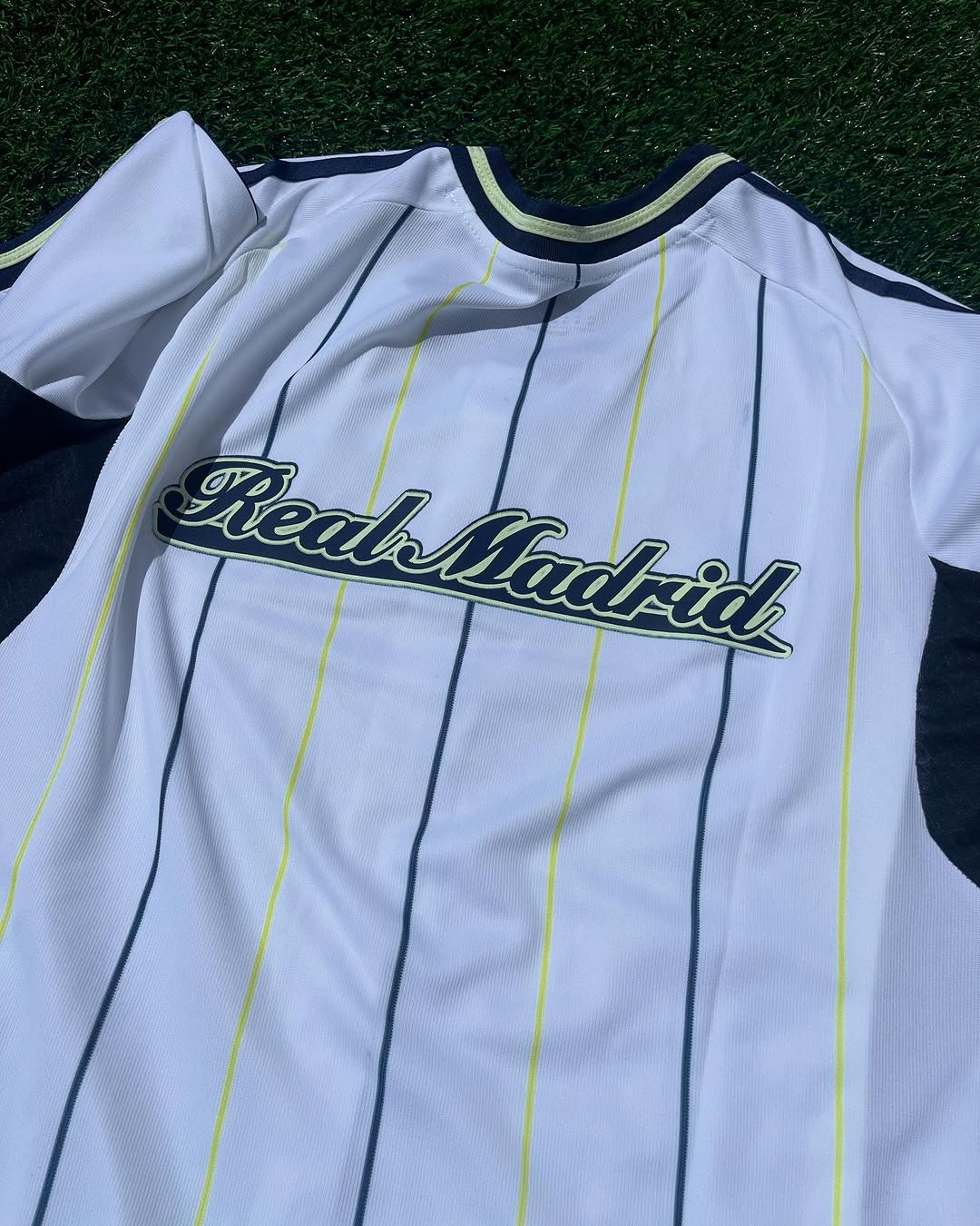 Camisa Real Madrid 2025 US Pack Lifestyle Adidas Masculina – Branca com Listras