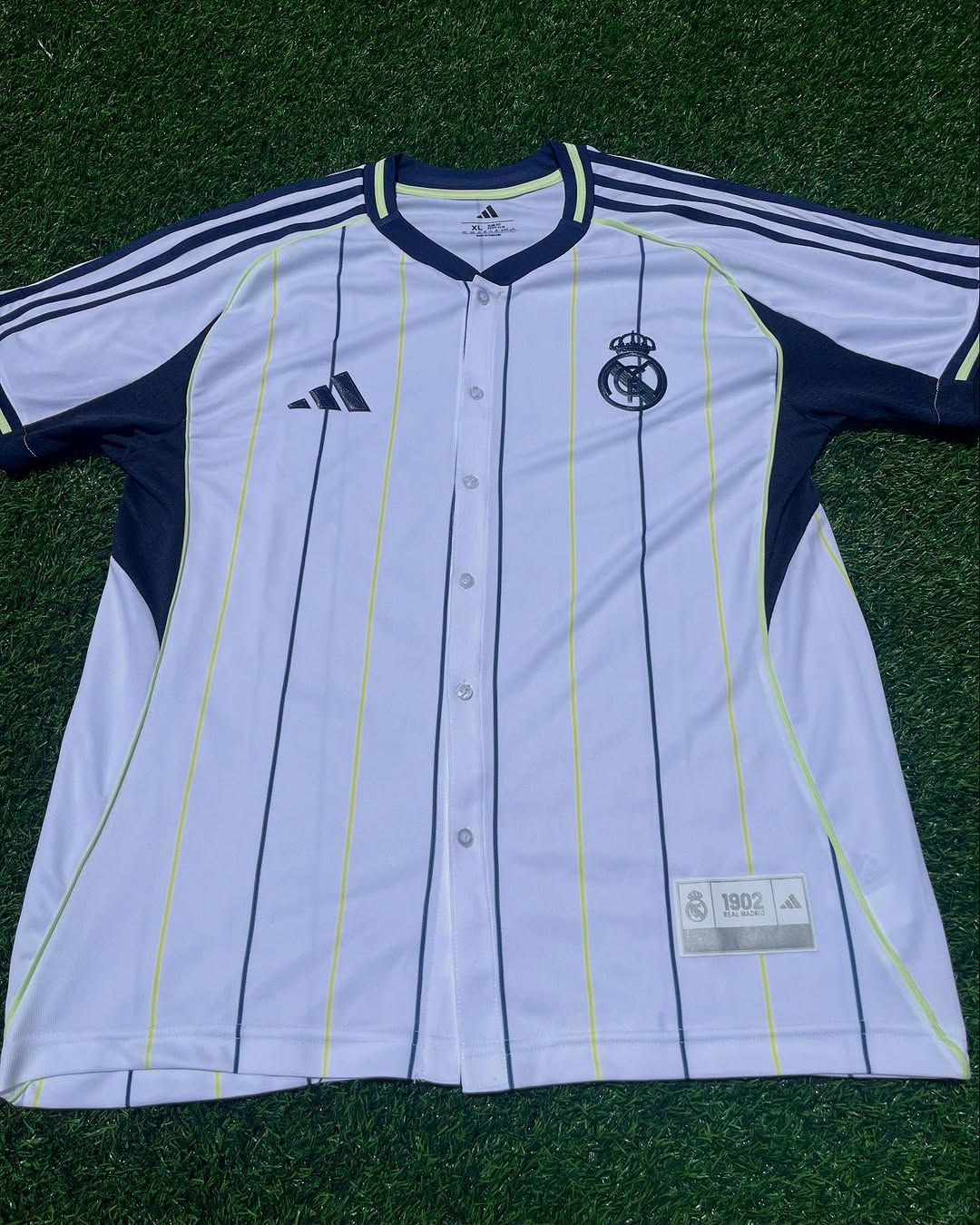 Camisa Real Madrid 2025 US Pack Lifestyle Adidas Masculina – Branca com Listras