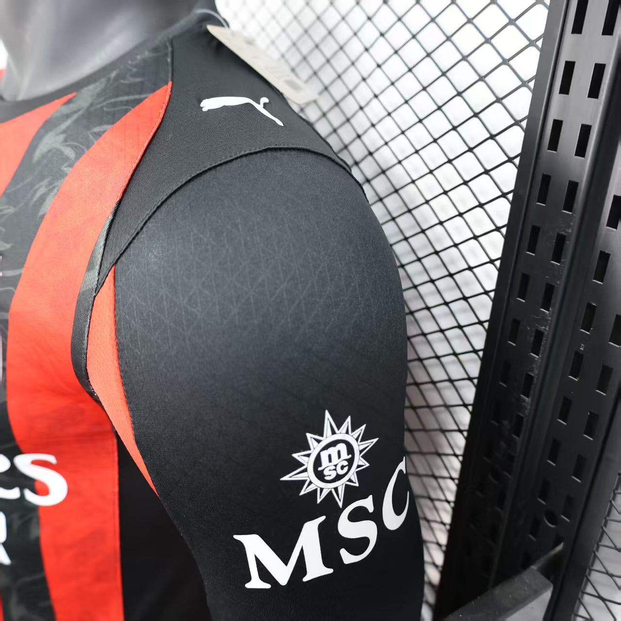 Camisa Milan 25/26 Manga Longa - Versão Jogador Puma Masculina - Vermelha e Preta