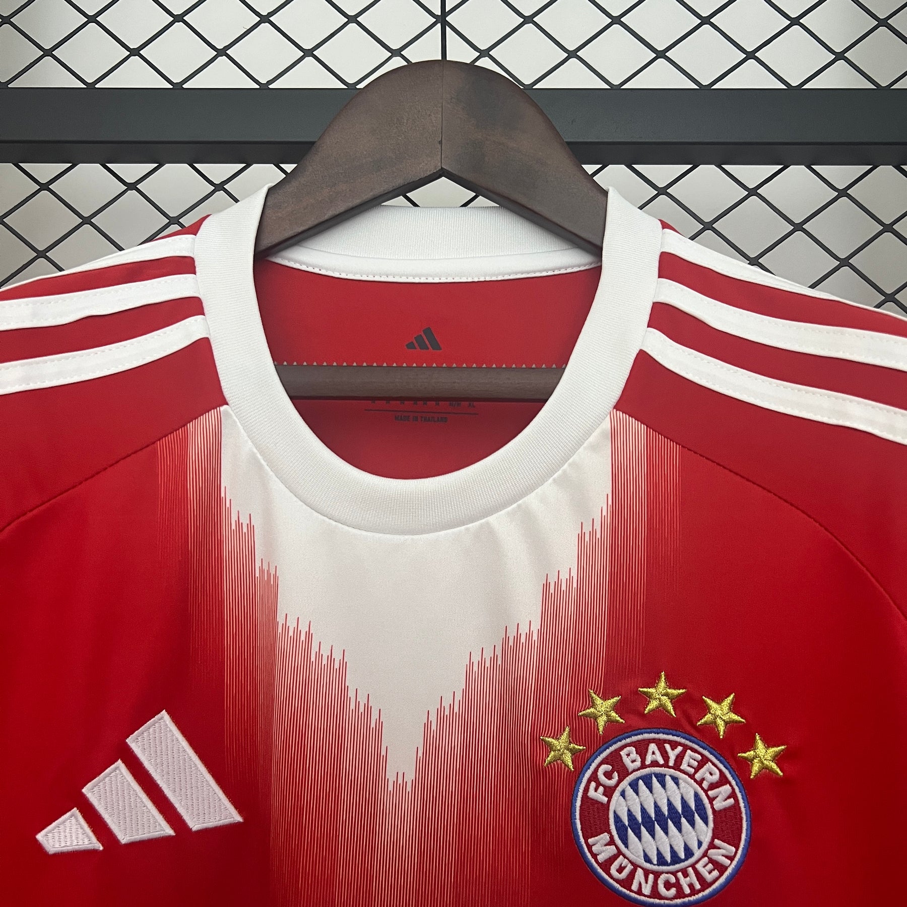 Camisa FC Bayern de Munique 25/26 - Versão Torcedor Masculino - Vermelha e Branca