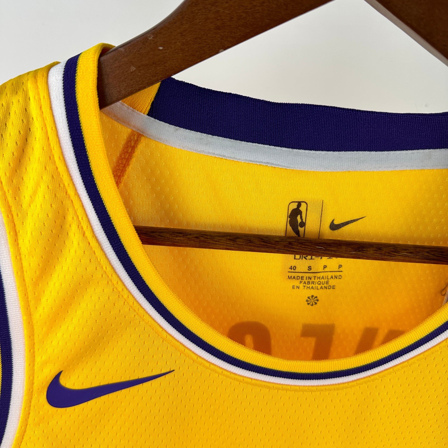 Regata NBA Los Angeles Lakers Nike 2022/23- Amarela - Icon Edition - Masculina