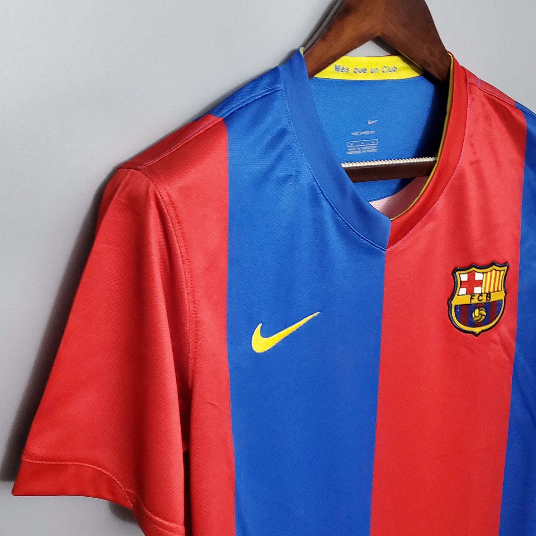 Camisa Barcelona Retrô Home 05/06 Torcedor Masculina - Vermelha e Azul