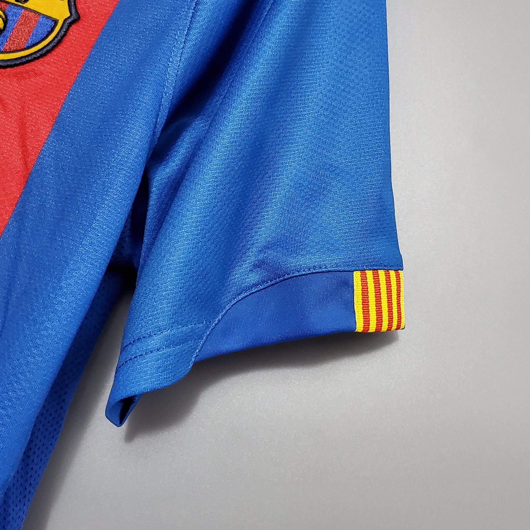 Camisa Barcelona Retrô Home 05/06 Torcedor Masculina - Vermelha e Azul