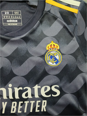 Kit infantil Real Madrid away 2023/24